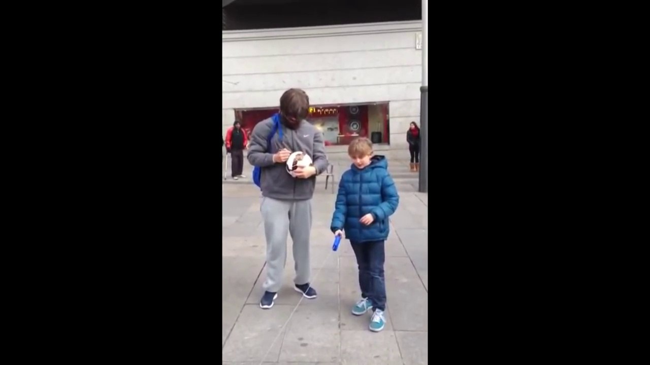 Cristiano Ronaldo se déguise en SDF pour faire une surprise à un jeune supporter