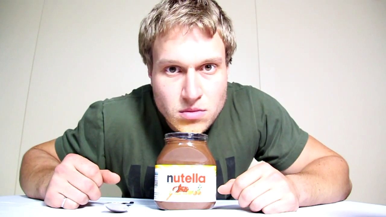 Il avale un pot de nutella en 2 minutes !