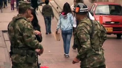 "Apuntando al corazón", un documental sobre la propaganda de guerra en Colombia