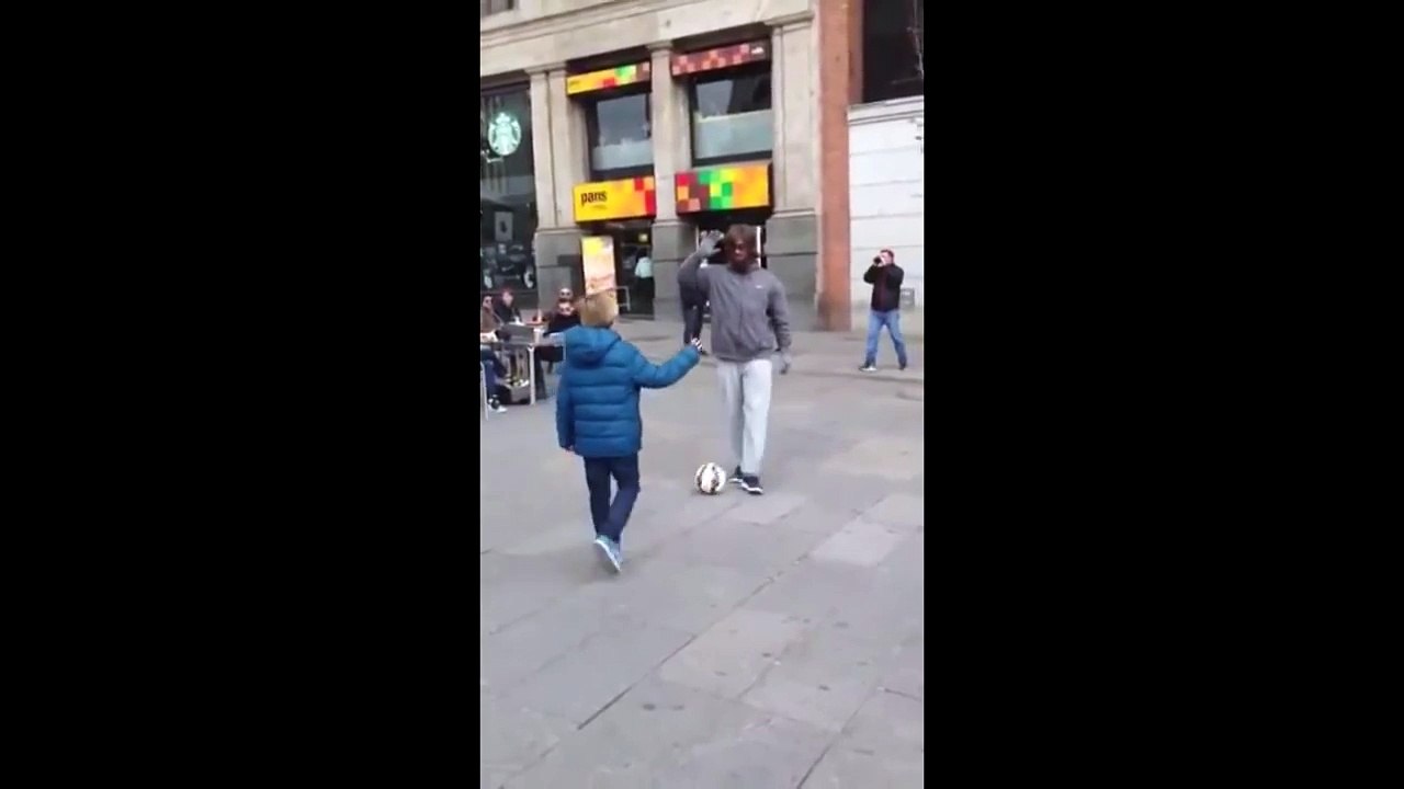 Cristiano Ronaldo déguisé fait une surprise à un enfant