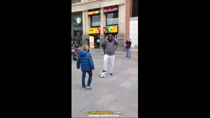 Top Cambazı Evsiz Adam (Sürpriz Sonlu)