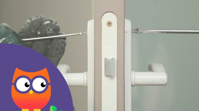 Comment poser une poignée de porte (Ooreka.fr)