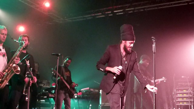 world a reggae music tour a l'EMMA yaniss odua laissez rouler (live)