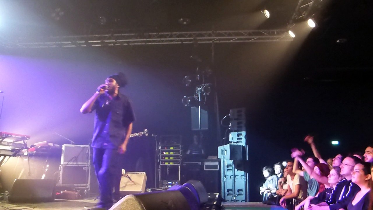 "world a reggae music tour" a l'EMMA yaniss odua - qui est ce qui ? (live)
