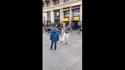 Cristiano Ronaldo se déguise en SDF pour surprendre un jeune fan !