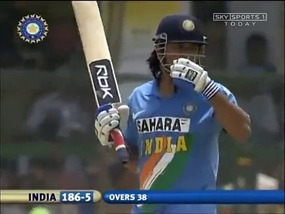 Dhoni plays with ice bags on his back Jamsedpur 2006