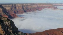 Le Grand Canyon rempli de nuages lors d'un phénomène météo rare