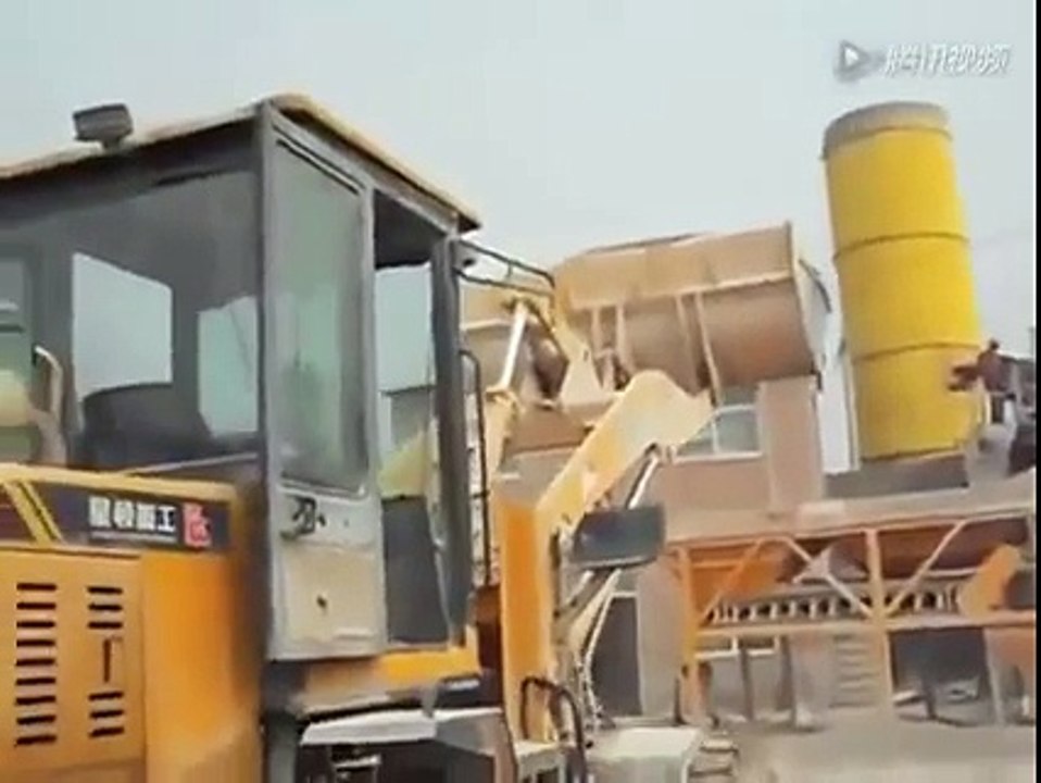 Ayağı Daha Gaz Pedalına Yetişmiyor Yaptığı İşe Bak