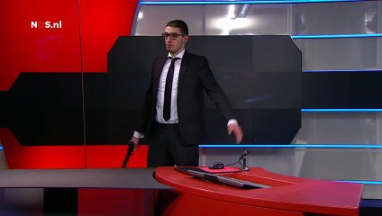Un homme armé entre sur le plateau de TV de NOS  en plein journal de 20h en Hollande.