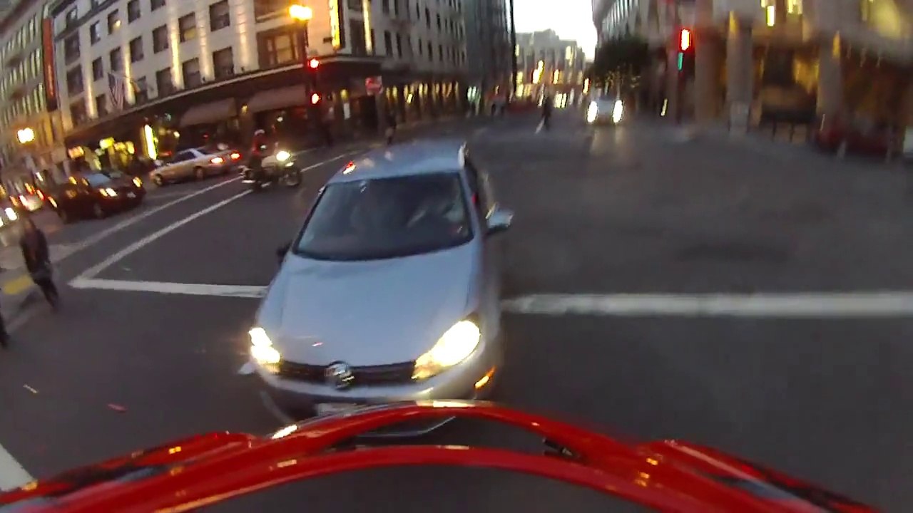 Biker hit by car landed like a ninja : crazy crash!