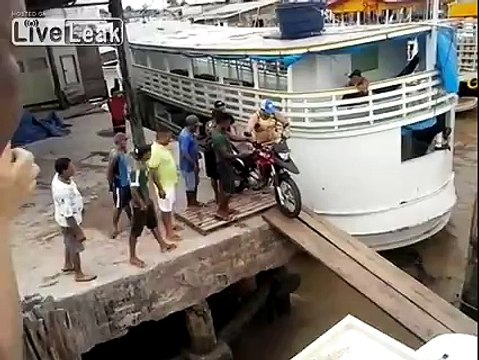Dunya News - Motorcycle fell down into the sea