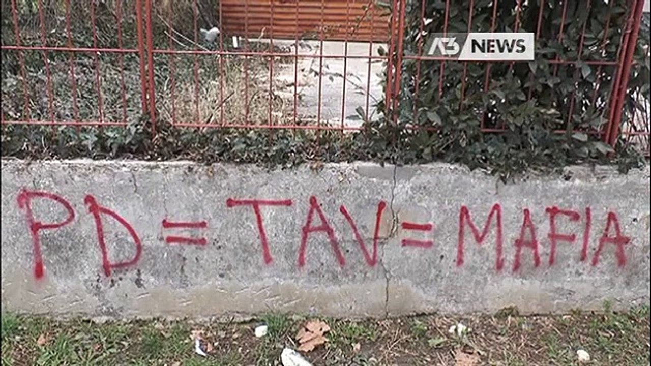 SCRITTE NO TAV, IMBRATTATA SEDE PD