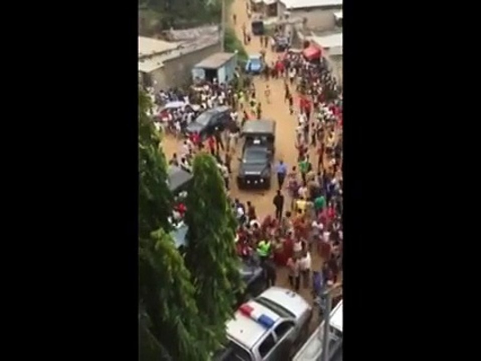 Jeune fille accusée de voler un enfant à Abidjan-036