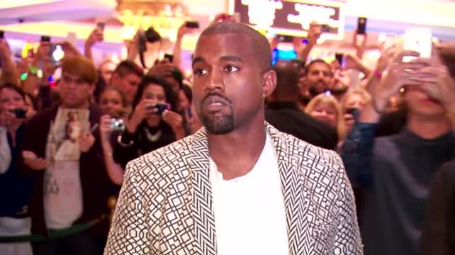 Kanye West sagt, dass Kim Kardashian und seine Familie ihn zurechtwiesen