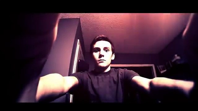 Vous ne croirez pas ce que ce type est capable de faire avec son cou!