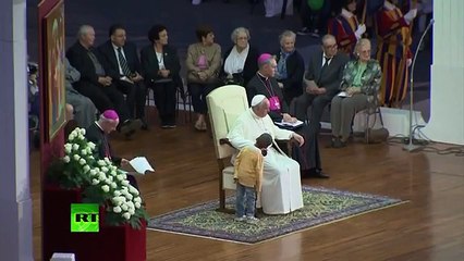 Papa Francisco y el nino colombiano