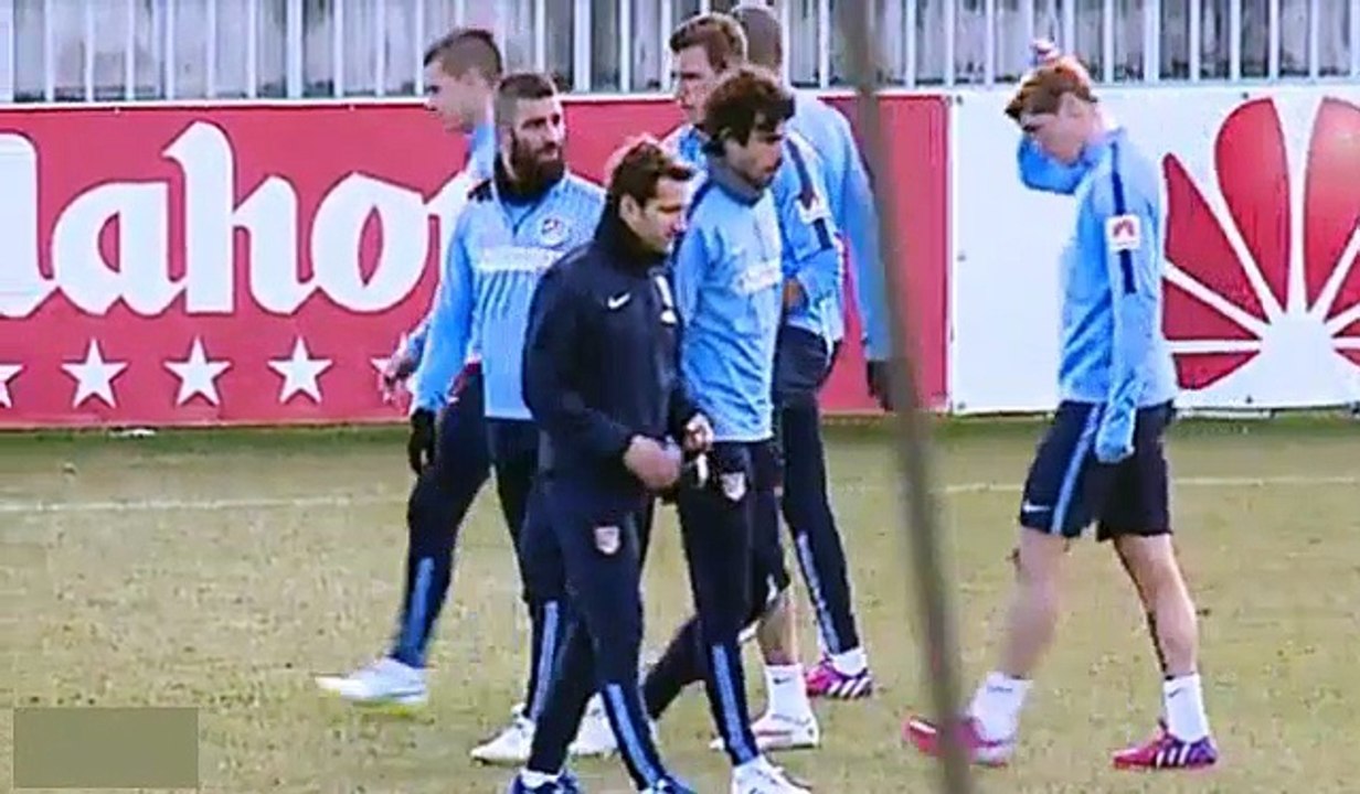 Arda Turan y Mario Mandzukic JOKE about tries to throw his shoe vs FC Barcelona