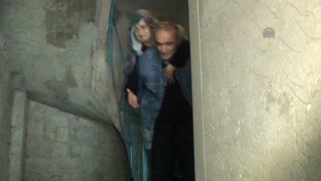 Hasta Annesini Araç Yoluna Kadar Sırtında Taşıyor