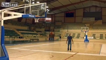 تحدي بين لاعبى كرة سلة وكرة قدم