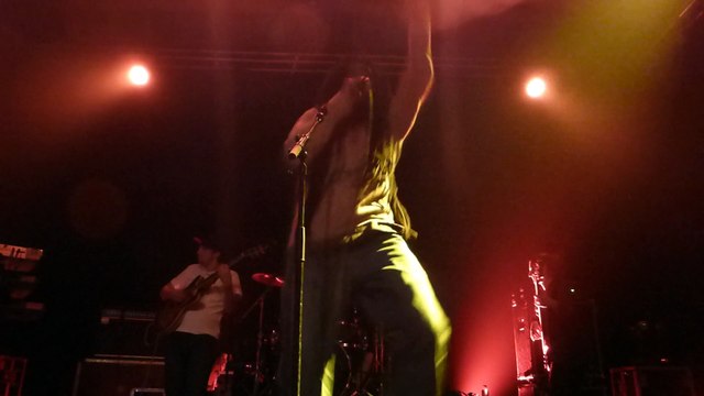 omar perry backed by dub akom et Guillaume Stepper Briard - Right left (live)