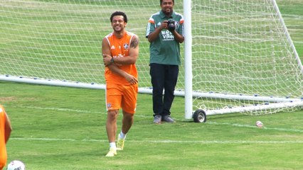 De contrato renovado, Fred esbanja sorrisos no treino do Flu