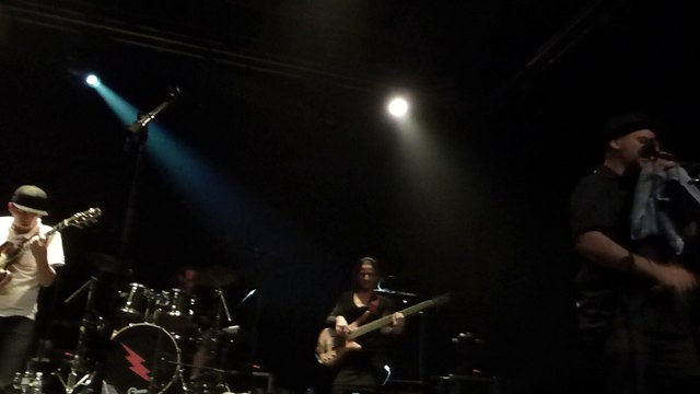 omar perry backed by dub akom et Guillaume Stepper Briard Fyah way (live)