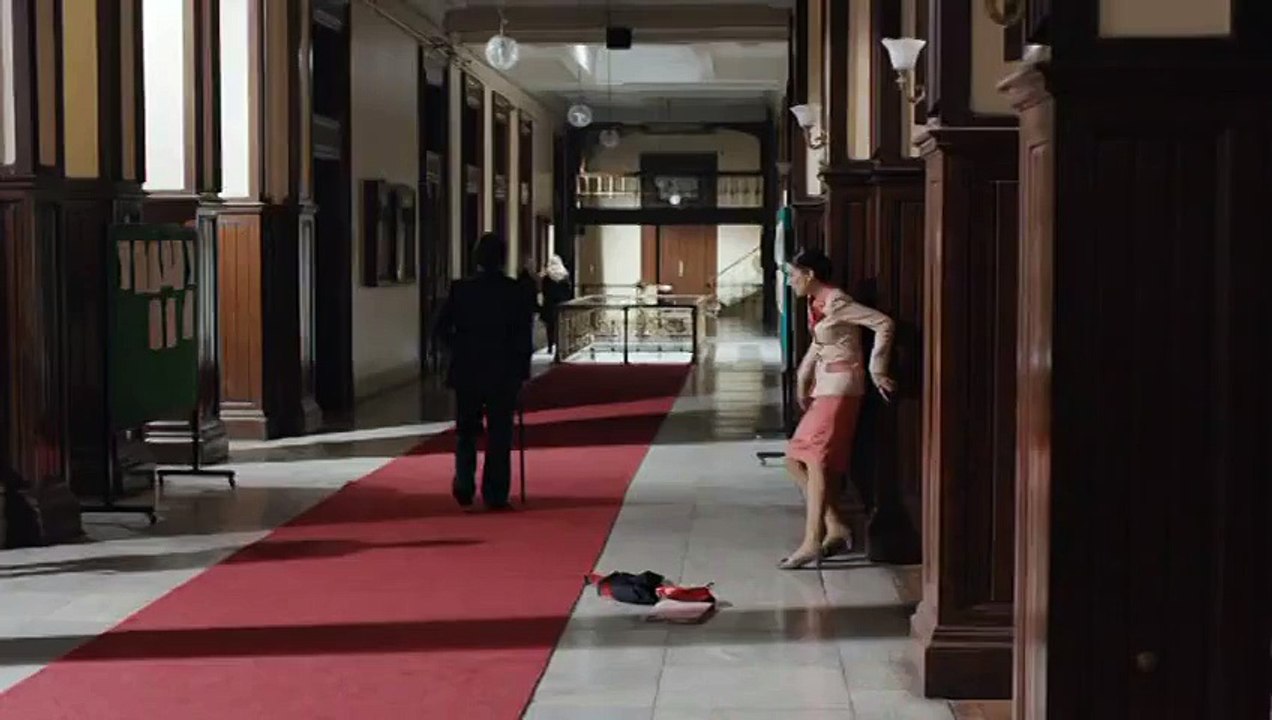 Karadayı 95.Bölüm   Turgut, Adliyede Feride'ye yaklaşır
