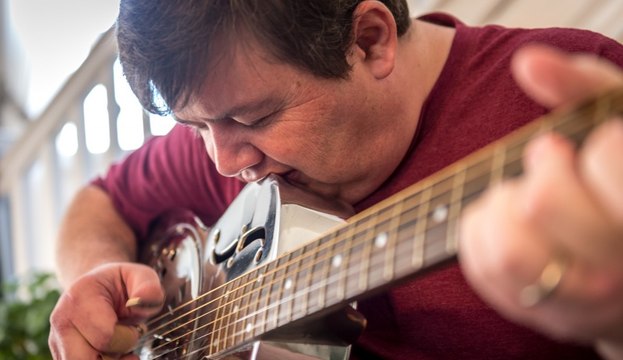 Deaf banjo player teaches thousands