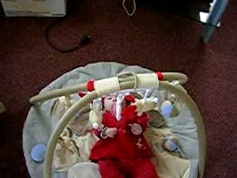 Angèle sur son tapis d'éveil