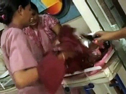 World's heaviest baby and oldest mum of triplets - Video Dailymotion