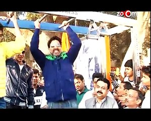 Varun Dhawan flaunting his injury to Paparazzi   Badlapur Movie