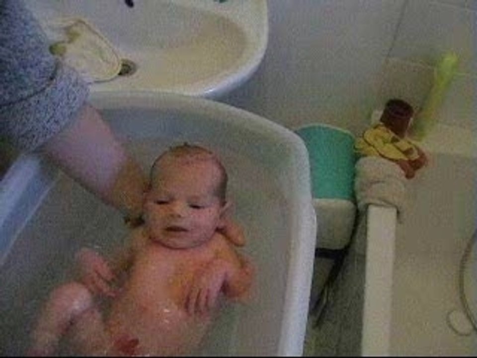 premier bain d'ugo a la maison