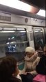 Un conducteur de métro parisien chante sur la ligne 6