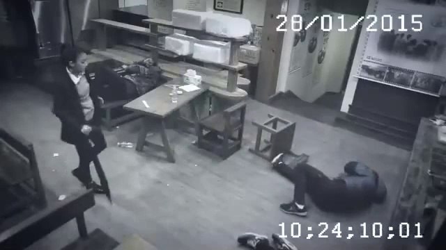 Chinese woman fighting 3 guys in restaurant : catwoman lives in China!