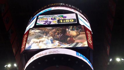 Mick Foley triche pendant le concours Wing Bowl en cachant des ailes de poulet - Disqualifié!