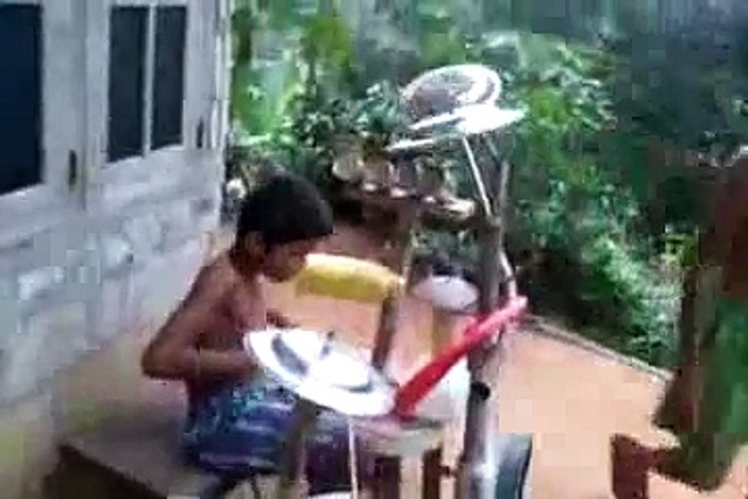 Jeune batteur talentueux