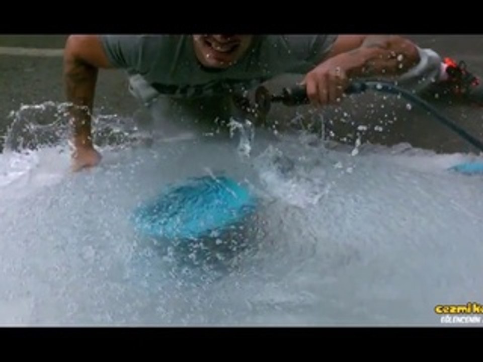 Ağır Çekimde Su Dolu Balonun Patlama Anı