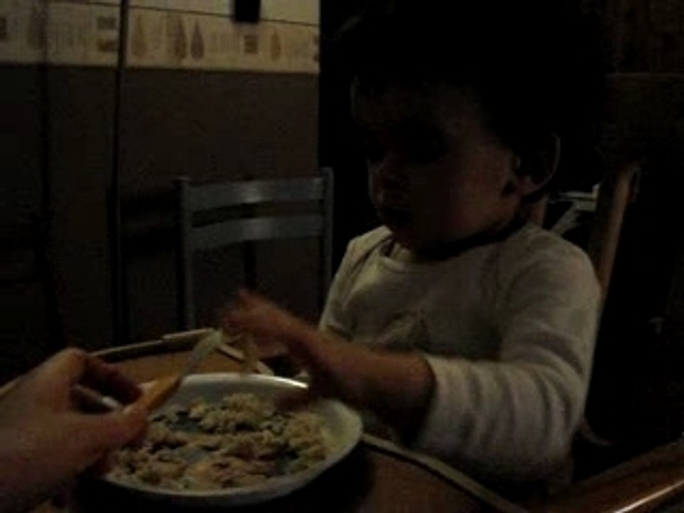 hugo mange tout seul