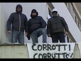 Salerno - Tagli all'Asl, dipendenti protestano sul tetto (30.01.15)