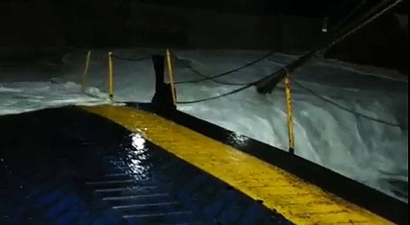 L'ONDA TRAVOLGE IL TRAGHETTO, UN VIDEO DA PAURA