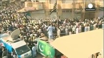 باكستان :تشييع جنازة ضحايا الاعتداء على مسجد شيعي في شيكاربور، و مظاهرة منددة بالتطرف و الاعتداء على الشيعة