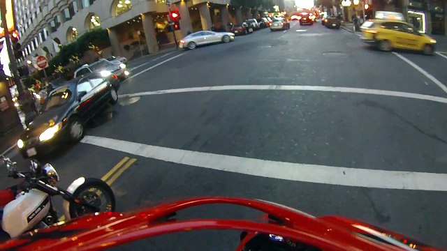 Une voiture percute un motard qui retombe sur ses pieds