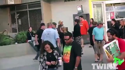 Kızların poposunu çekme şakası