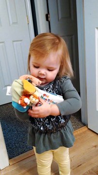 Une petite fille trop mignonne chante Old MacDonald Had A Farm