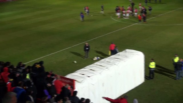 Το χειροκρότημα στους παίκτες της Νέας Σαλαμίνας