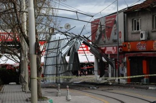 Lodos, Bursa'da Çatı Uçurdu, Ağaç Devirdi