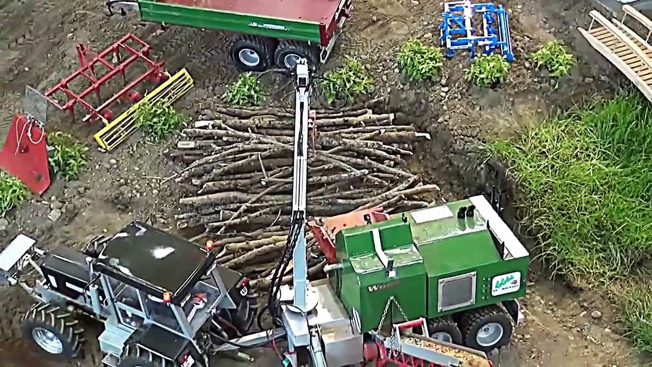 WOOD SHREDDER Broyeur Измельчитель веток cippatrici