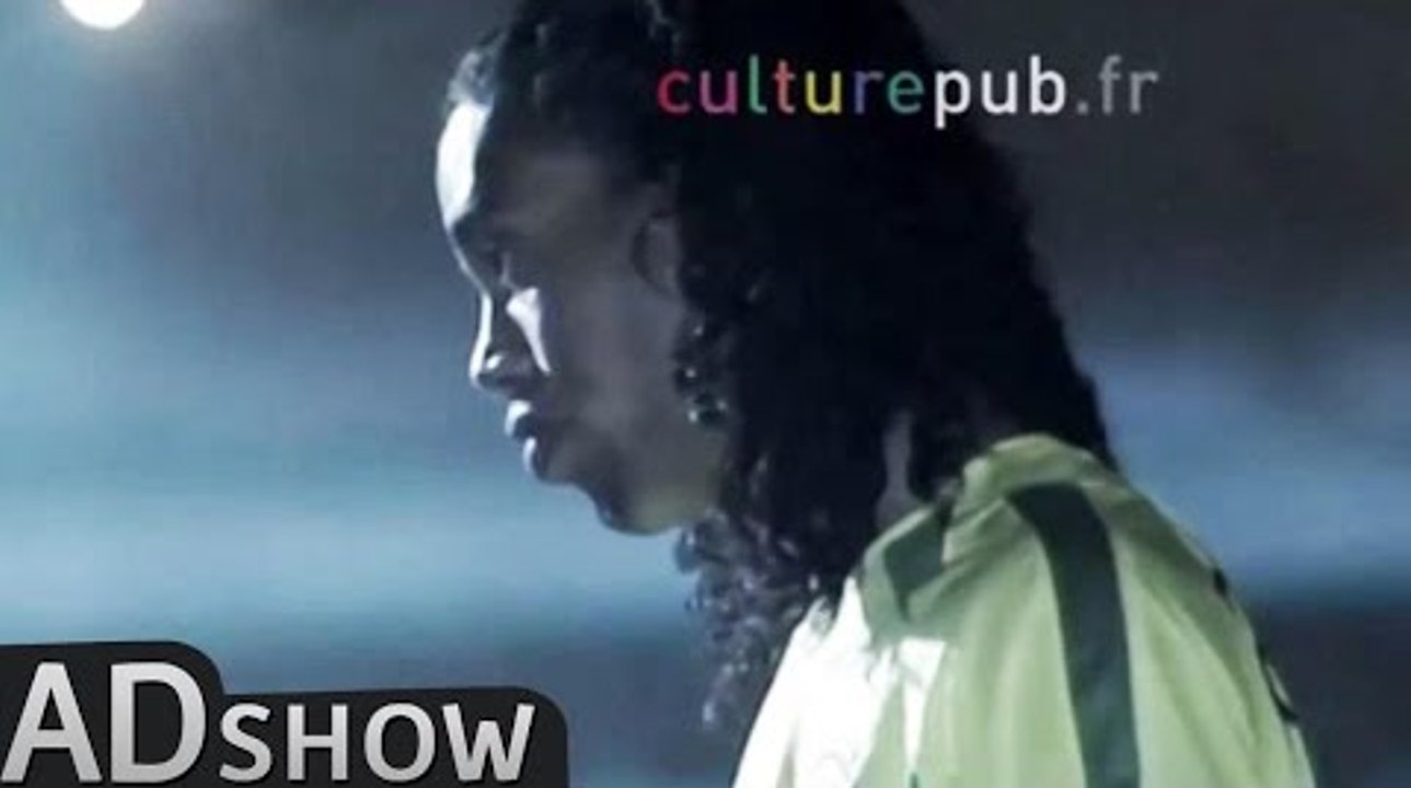 Illegal football: Ronaldinho and Thierry Henry