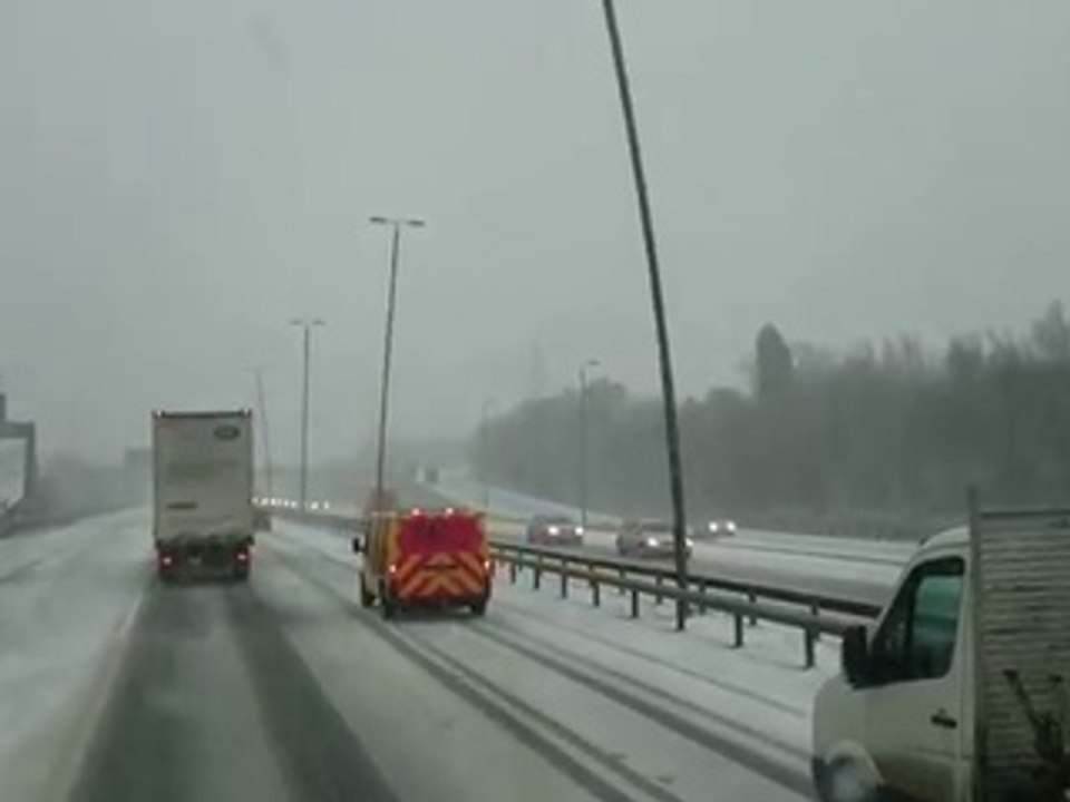 Des lampadaires dansent sur une autoroute anglaise