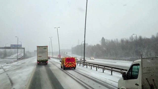 Des lampadaires dansent à cause du vent